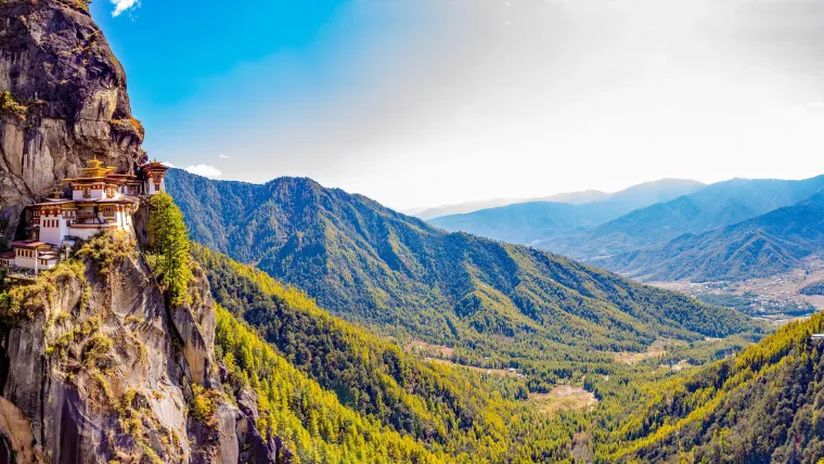 bhutan-laenderinformationen-ausblick-tigers-nest-landschaft-natucate.webp